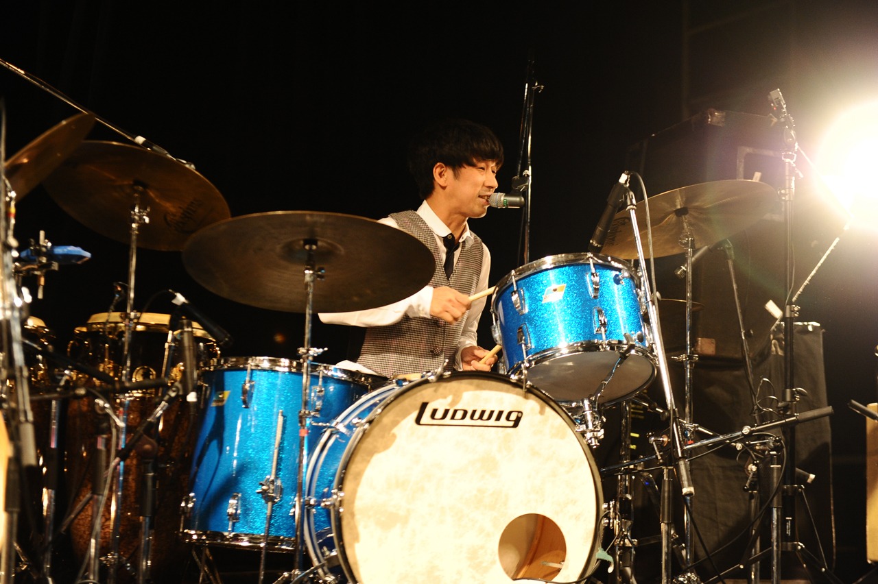 伊藤大地（Dr, Per, Cho）（Photo by Coto）