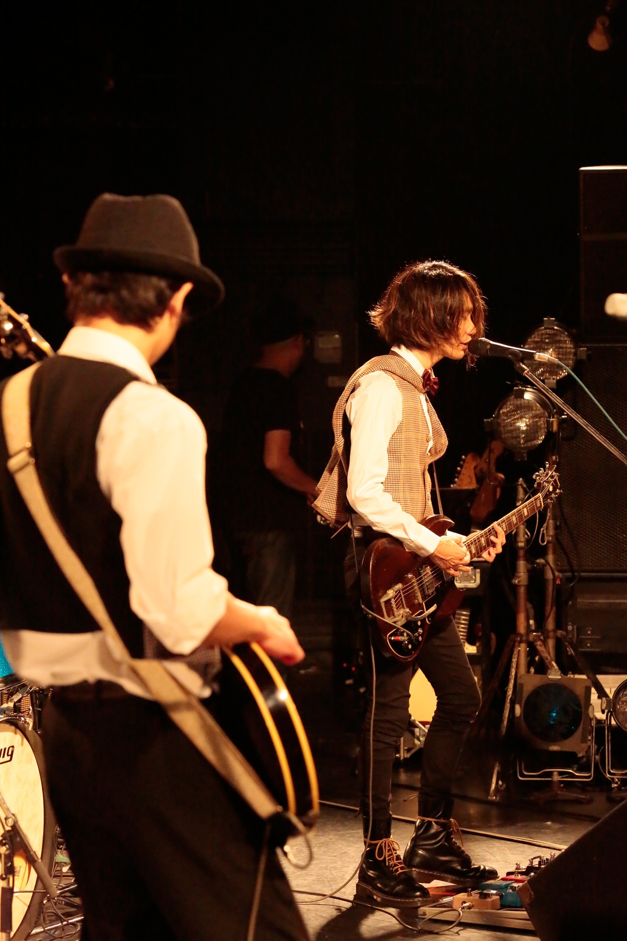 左から韮澤雄希（B, Cho）、門田匡陽（Vo, G）。（Photo by MASANORI FUJIKAWA）