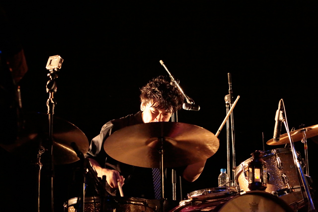 水野雅昭（Dr, Cho）（Photo by MASANORI FUJIKAWA）