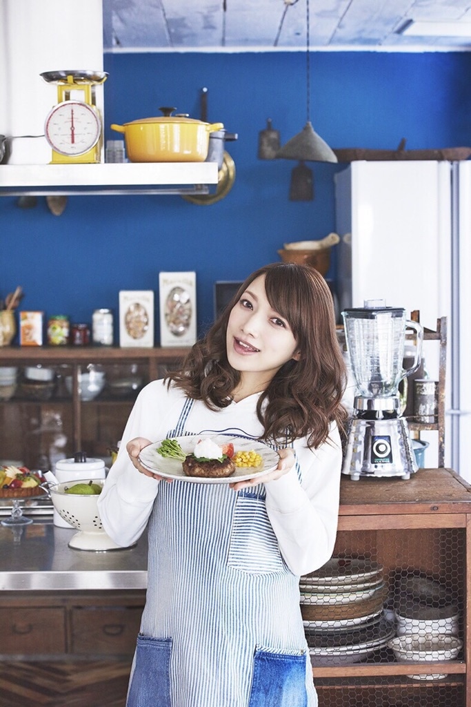 11月に発売された後藤真希の初のレシピ本「後藤真希の満足おうちごはん」表紙