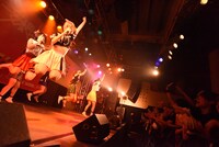 「妄想キャリブレーションLIVE TOUR2015～はじめてNIPPON▽ちゅYOUをちぇっくします！～」（▽はハートマーク）の様子。