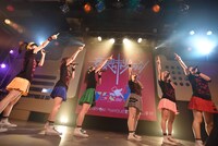 「妄想キャリブレーションLIVE TOUR2015～はじめてNIPPON▽ちゅYOUをちぇっくします！～」（▽はハートマーク）の様子。