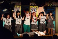 死体になったあのに向かって呪文を唱えるゆるめるモ！メンバーと田家大知。