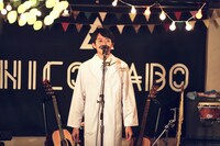 白衣姿の岡田一成（Dr）（撮影：後藤壮太郎）