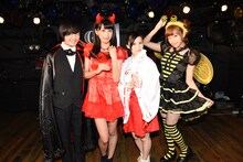 ライブ終演後の特典会でのコスプレ姿で記念撮影するGALETTe。