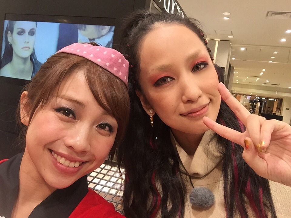 鈴木あきえ（左）と中島美嘉（右）。