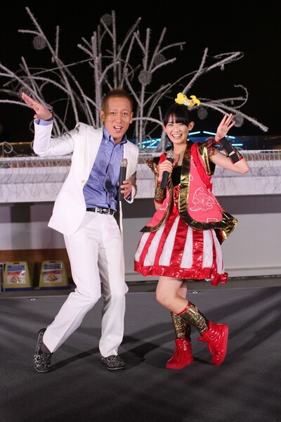 ポーズを決めるじゅんいちダビッドソン（左）と秋本帆華（右）。（写真提供：ワーナーミュージック・ジャパン）