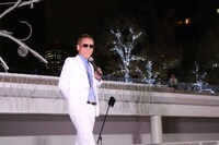 颯爽と登場するじゅんいちダビッドソン。（写真提供：ワーナーミュージック・ジャパン）