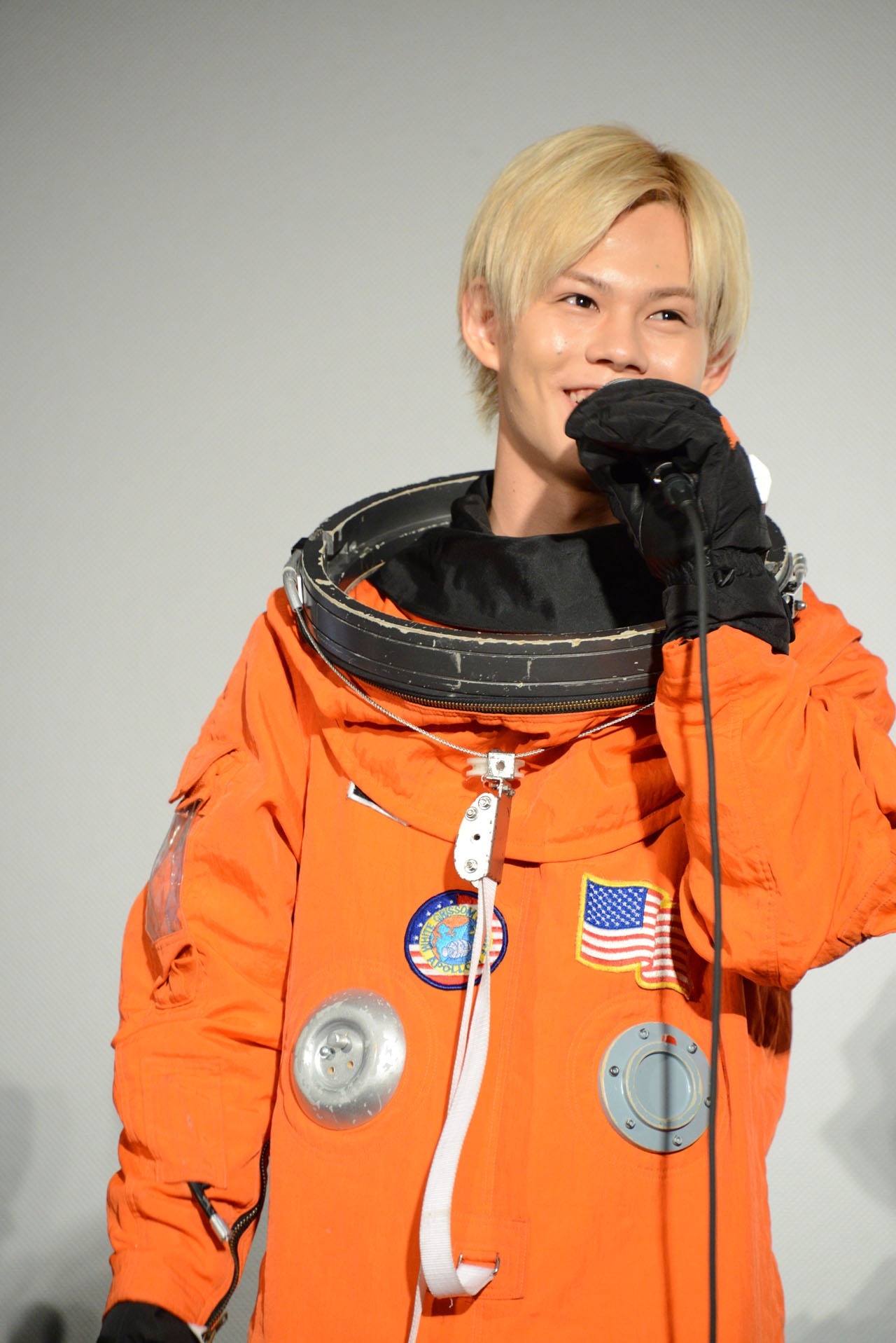 宇宙飛行士に扮したカイ。