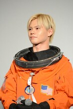 宇宙飛行士に扮したカイ。