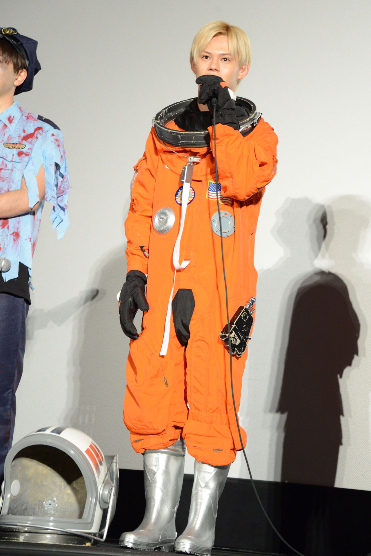 宇宙飛行士に扮したカイ。
