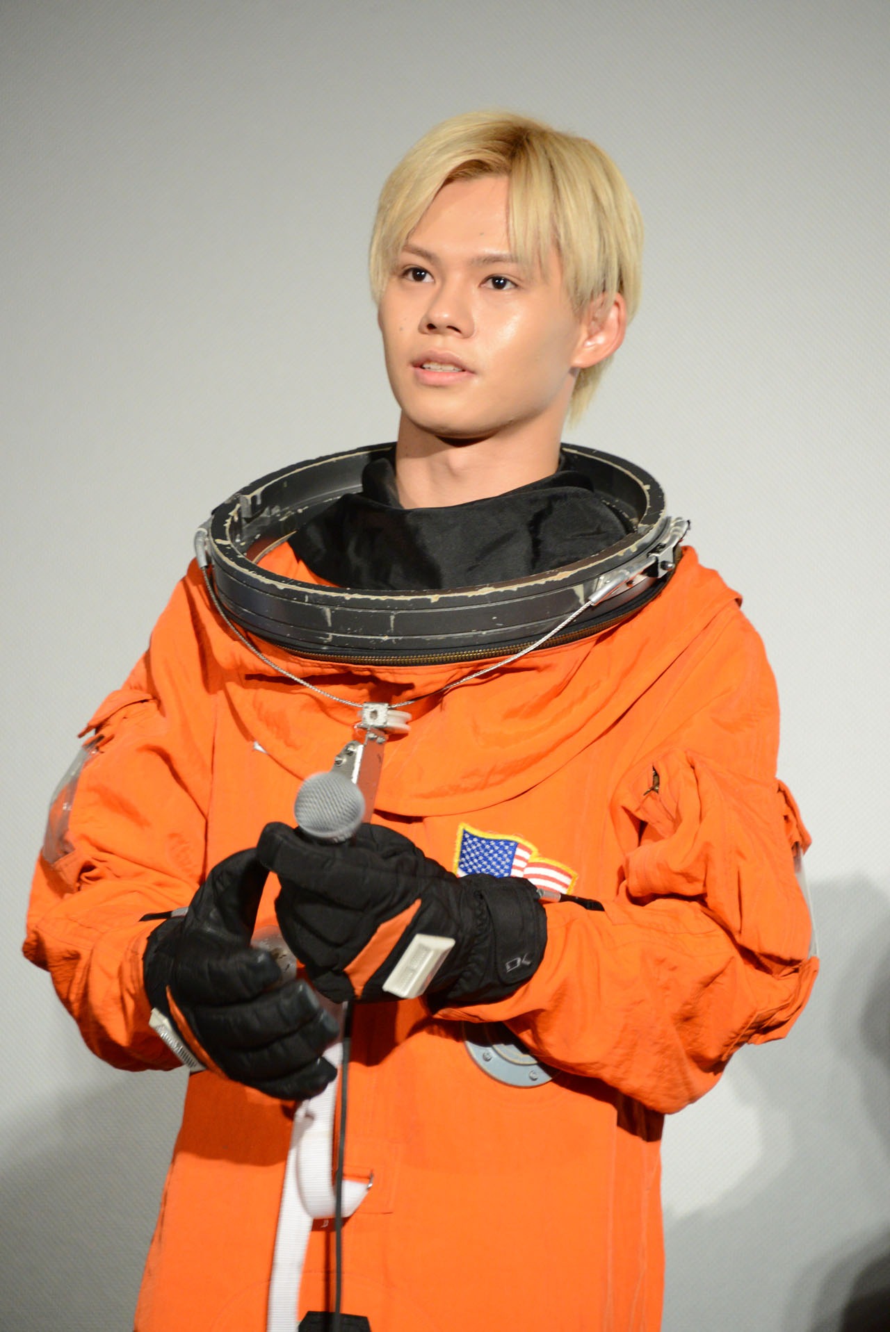 宇宙飛行士に扮したカイ。