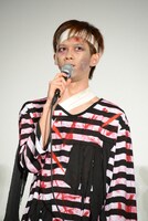 ゾンビの囚人に扮したリョウガ。