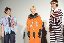 カイ（中央）を挟んでお互いをほめあうコーイチ（左）とリョウガ（右）。