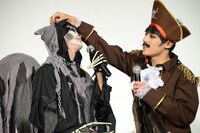 ユーキ（左）のフードを取ってあげるユースケ（右）。