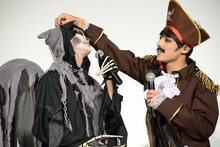 ユーキ（左）のフードを取ってあげるユースケ（右）。