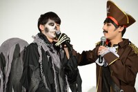 死神のメイクについて説明するユーキ（左）とユースケ（右）。