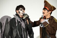 死神のメイクについて説明するユーキ（左）とユースケ（右）。