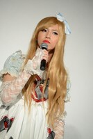 アリスに扮したタカシ。