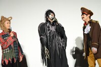 衣装についてコメントする（左から）タクヤ、ユーキ、ユースケ。