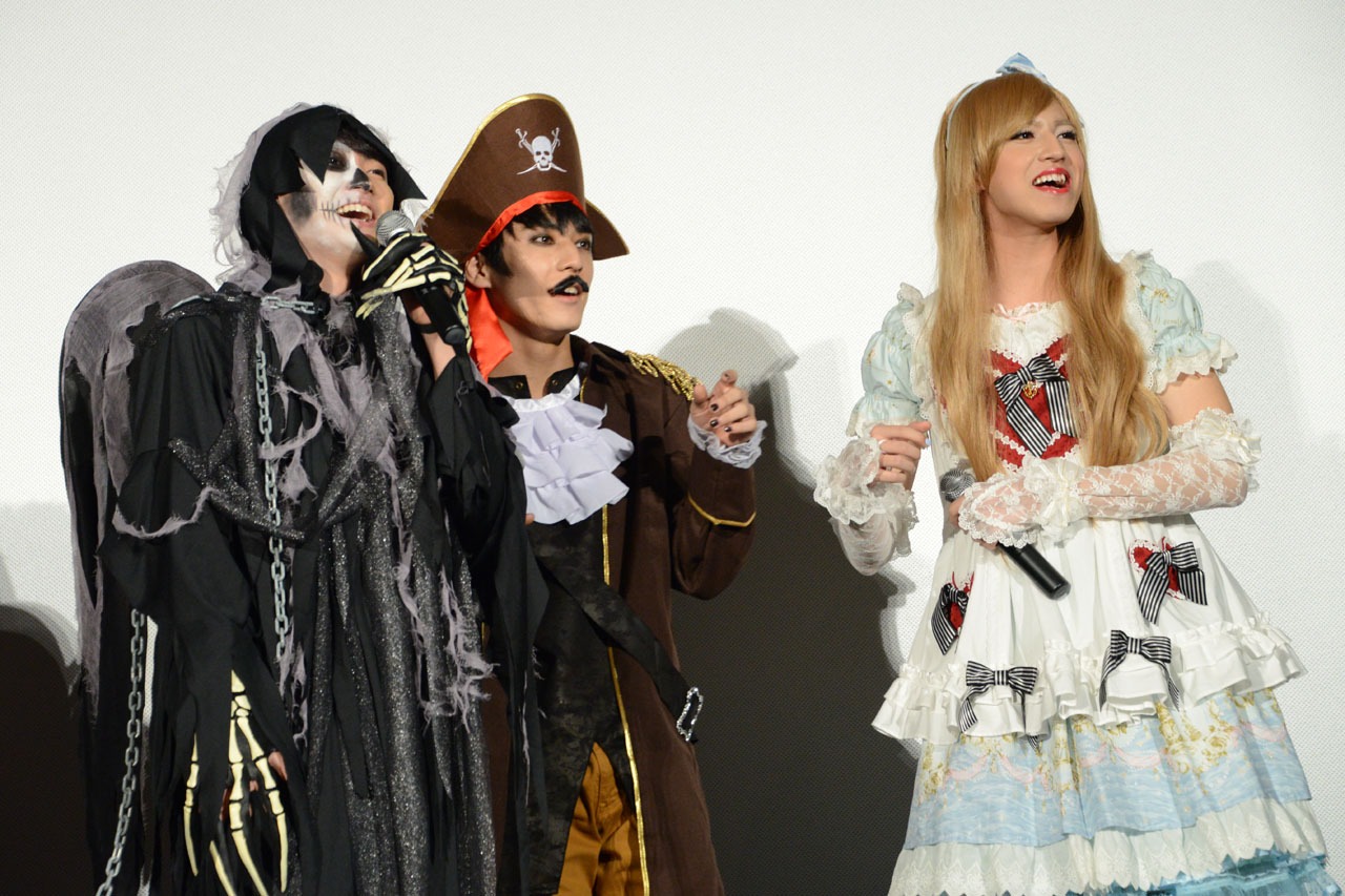 突如現れた悪魔に驚く（左から）ユーキ、ユースケ、タカシ。