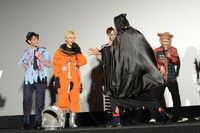 突如現れた悪魔（手前）に驚く（左から）コーイチ、カイ、リョウガ、タクヤ。