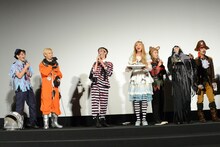 リョウガ（左から3番目）の誕生日を祝福するメンバー。