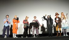 8号車と一緒にリョウガ（左から3番目）の誕生日を祝福するメンバー。