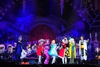 ももいろクローバーZとポーズを決めるHYDE（Vo / VAMPS）。