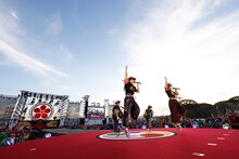 ももいろクローバーZ「水城・大野城築造 竈門神社創建1350年 九州国立博物館 開館10周年 日本遺産認定記念 ももクロ男祭り2015 in 太宰府」の様子。（Photo by HAJIME KAMIIISAKA+Z）