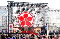 ももいろクローバーZ「水城・大野城築造 竈門神社創建1350年 九州国立博物館 開館10周年 日本遺産認定記念 ももクロ男祭り2015 in 太宰府」の様子。（Photo by HAJIME KAMIIISAKA+Z）