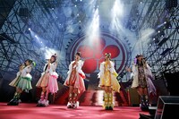 ももいろクローバーZ「水城・大野城築造 竈門神社創建1350年 九州国立博物館 開館10周年 日本遺産認定記念 ももクロ男祭り2015 in 太宰府」の様子。（Photo by HAJIME KAMIIISAKA+Z）