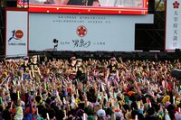 人気画像6位は「ももクロ、大宰府政庁跡で男祭り『歴史をつなげましょう!!」』より、ももいろクローバーZ「水城・大野城築造 竈門神社創建1350年 九州国立博物館 開館10周年 日本遺産認定記念 ももクロ男祭り2015 in 太宰府」の様子。（Photo by HAJIME KAMIIISAKA+Z）