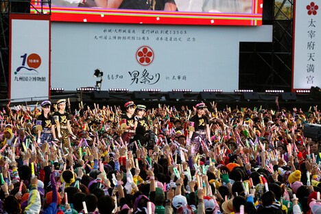ももいろクローバーZ「水城・大野城築造 竈門神社創建1350年 九州国立博物館 開館10周年 日本遺産認定記念 ももクロ男祭り2015 in 太宰府」の様子。（Photo by HAJIME KAMIIISAKA+Z）