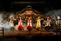 ももいろクローバーZ「水城・大野城築造 竈門神社創建1350年 九州国立博物館 開館10周年 日本遺産認定記念 ももクロ男祭り2015 in 太宰府」の様子。（Photo by HAJIME KAMIIISAKA+Z）