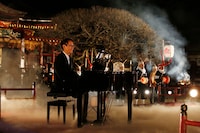 ももいろクローバーZ「水城・大野城築造 竈門神社創建1350年 九州国立博物館 開館10周年 日本遺産認定記念 ももクロ男祭り2015 in 太宰府」の様子。（Photo by HAJIME KAMIIISAKA+Z）