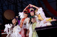 ももいろクローバーZ「水城・大野城築造 竈門神社創建1350年 九州国立博物館 開館10周年 日本遺産認定記念 ももクロ男祭り2015 in 太宰府」の様子。（Photo by HAJIME KAMIIISAKA+Z）