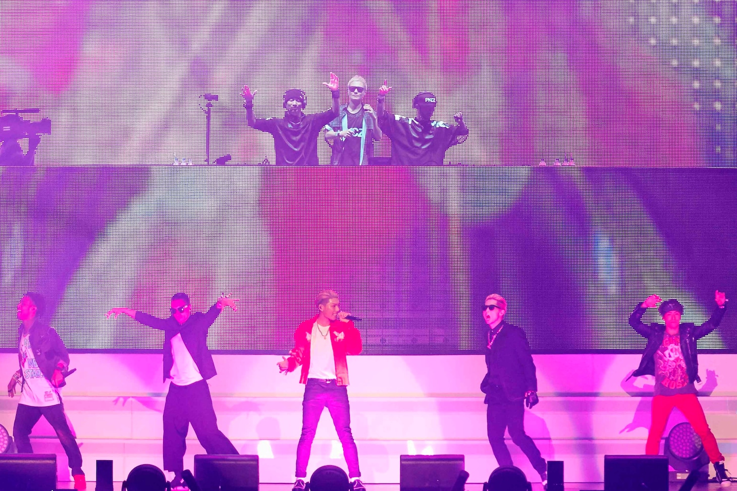 THE SECOND from EXILE（手前）とPKCZ(r)（奥）。（写真提供：LDH）