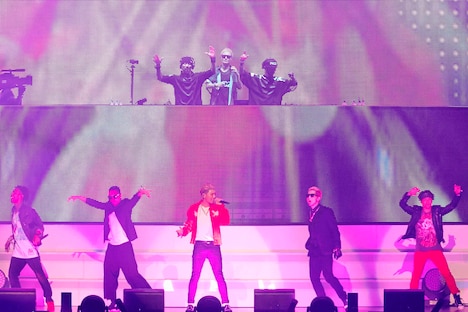 THE SECOND from EXILE（手前）とPKCZ(r)（奥）。（写真提供：LDH）