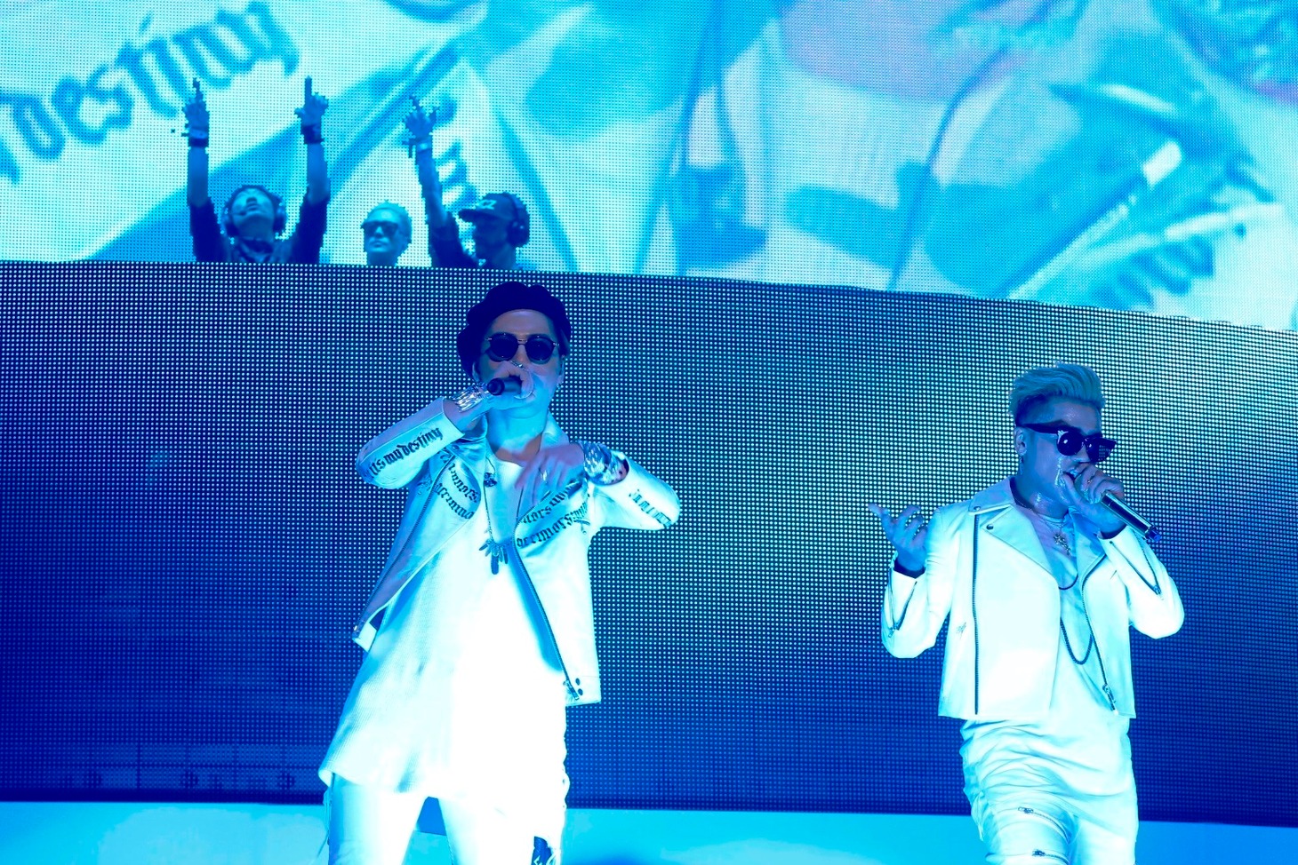 PKCZ(r)のパフォーマンスにゲスト参加した三代目 J Soul Brothers from EXILE TRIBEの登坂広臣とELLY。（写真提供：LDH）