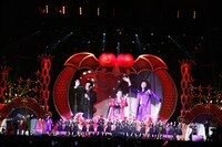 イベントのエンディングで「One Night Carnival」をパフォーマンスする出演者たち。（撮影：山内洋枝）