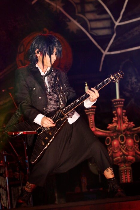 執事に扮したK.A.Z（G / VAMPS）。