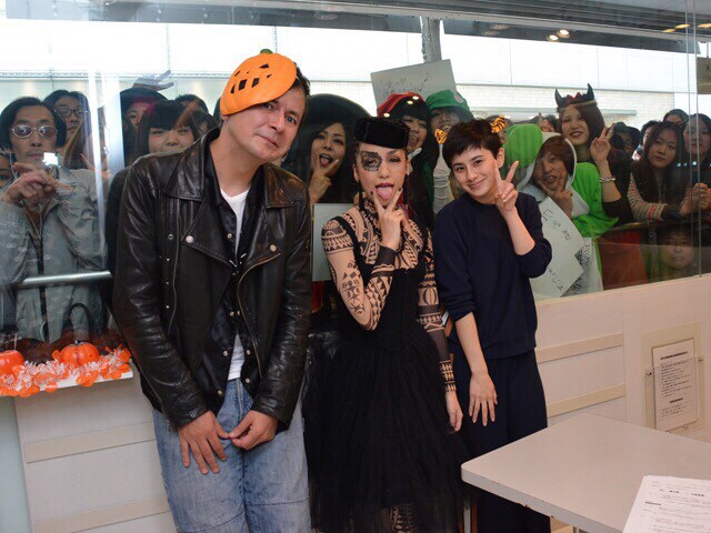 左からジョージ・ウィリアムズ、中島美嘉、ホラン千秋。（写真提供：Sony Music Associated Records）