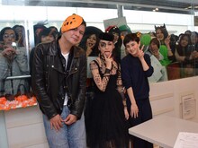 左からジョージ・ウィリアムズ、中島美嘉、ホラン千秋。（写真提供：Sony Music Associated Records）