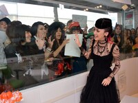 観覧に駆けつけたリスナーとコミュニケーションをとる中島美嘉。（写真提供：Sony Music Associated Records）