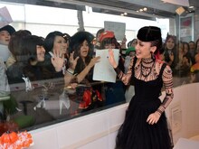 観覧に駆けつけたリスナーとコミュニケーションをとる中島美嘉。（写真提供：Sony Music Associated Records）