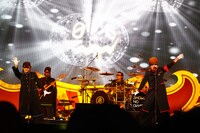 「One Night Carnival」をパフォーマンスするニセ氣志團。（撮影：山内洋枝）