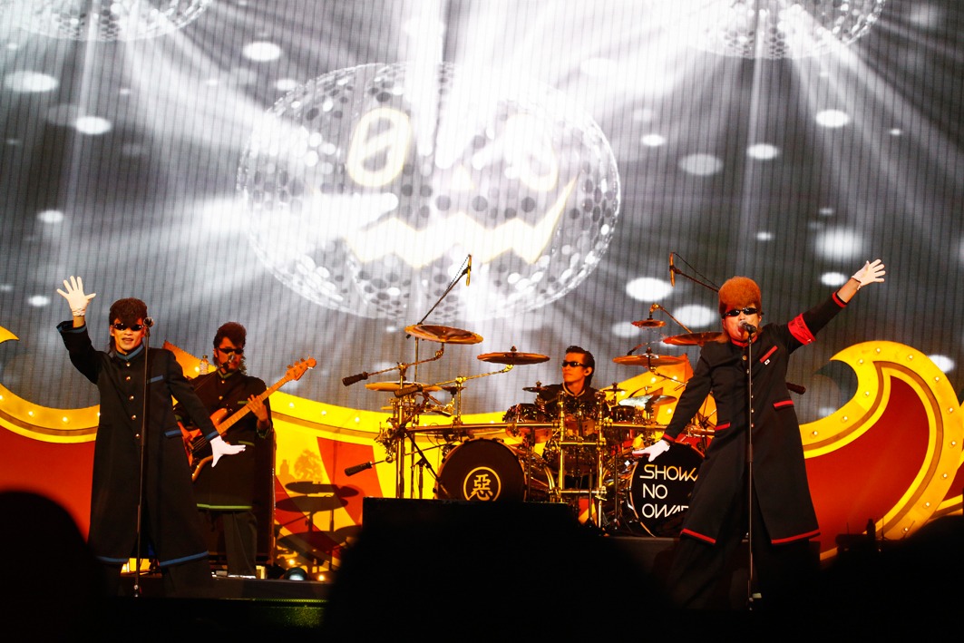 「One Night Carnival」をパフォーマンスするニセ氣志團。（撮影：山内洋枝）