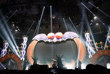 「房総スカイライン・ファントム」をパフォーマンスするニセ氣志團。（撮影：山内洋枝）