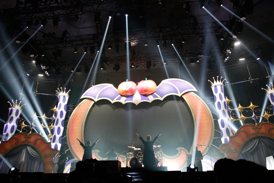 「房総スカイライン・ファントム」をパフォーマンスするニセ氣志團。（撮影：山内洋枝）